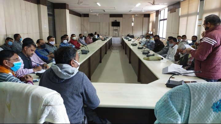BotadMamlatdar's tweet photo. આજ રોજ મામલતદાર, બોટાદ(ગ્રામ્ય) ની કચેરી દ્વારા આગામી ગ્રામ પંચાયત ચૂંટણીના તૈયારીના ભાગ રૂપે મતદાન સાહિત્ય અને સ્ટાફના ડીસ્પેચિંગ અને રિસિવિંગના આયોજન અને સંકલન બાબતે વિસ્તૃત સમજણ આપતી મીટીંગ કમ ટ્રેનીંગ નું આયોજન કરાયું.@Collectorbotad @Botad_Prant @mahitibotad https://t.co/7VGnYzQh8i