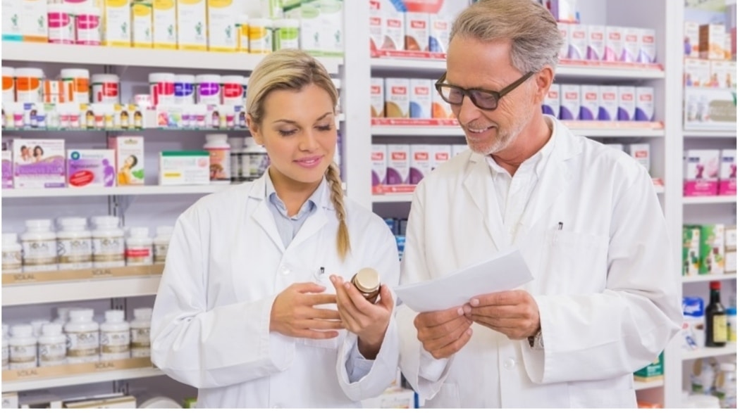 общение в аптеке. счастливый фармацевт. аптека ул 15. фармацевт и компьютер. фармацевт в аптеке.
