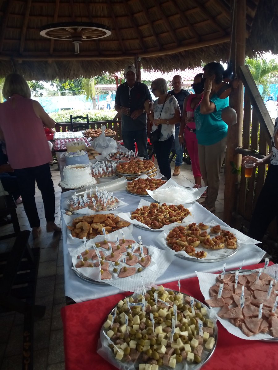Mesa buffet que preparo el departamento de Logística a todos los trabajadores de la EMROH CUITO CUANAVALEpor el fin del 2021.
#SomosCuba