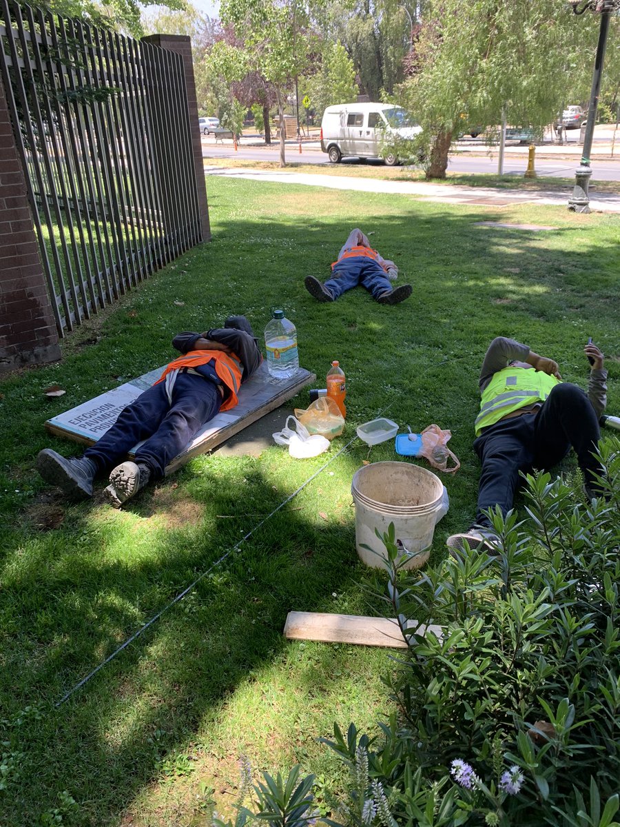 martclaudia's tweet photo. @Muni_provi Intenso trabajo en H de Aguirre esquina Pocuro. Taco gigante ayer y hoy, que se pudo evitar con una señalización adecuada. Los trabajadores me dijeron “qué quiere, si la empresa no invierte”. Y al parecer, la municipalidad no supervisa. Una vergüenza 😡 https://t.co/HWSIMsWNQi