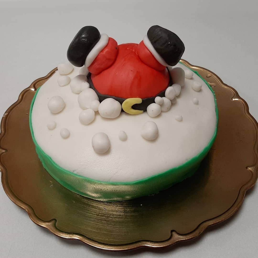 ib327_FCS's tweet photo. Feeling very thankful to have the opportunity to decorate Holiday Cakes again! This is Group 1 😊 #ibtigerpride #fondant #cakedecorating https://t.co/24bcBpcfbn