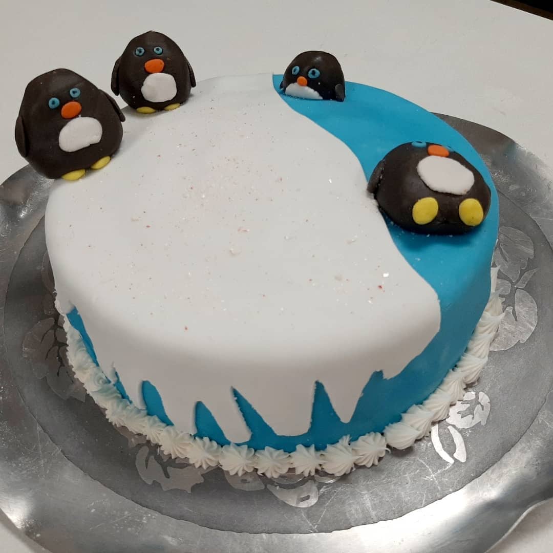 ib327_FCS's tweet photo. Feeling very thankful to have the opportunity to decorate Holiday Cakes again! This is Group 1 😊 #ibtigerpride #fondant #cakedecorating https://t.co/24bcBpcfbn