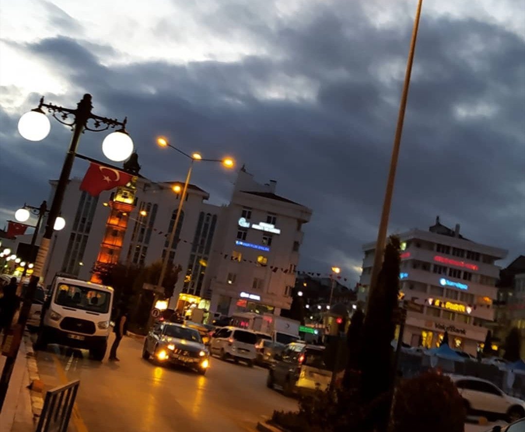 Biz Yozgat'ın gönlü kırık ama başı dik çocuklarıyız. Sallanırız ama yıkılmayız...