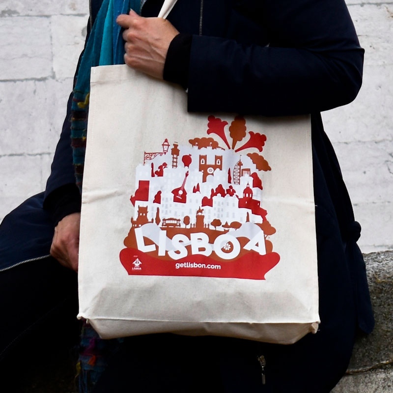 getLISBON's tweet photo. 📣 Edição limitada de apenas 100 exemplares!
Receba este saco getLISBON, com ilustração de Isa Silva.
😊 Basta contribuir com um donativo de 14€, ou mais…
Contacte-nos através de mensagem!
Mais info: https://t.co/C7vfhMyB1J
.
#getLISBON #totebag #isasilva #saco #souvernirlisboa https://t.co/AzIHDz7uVK