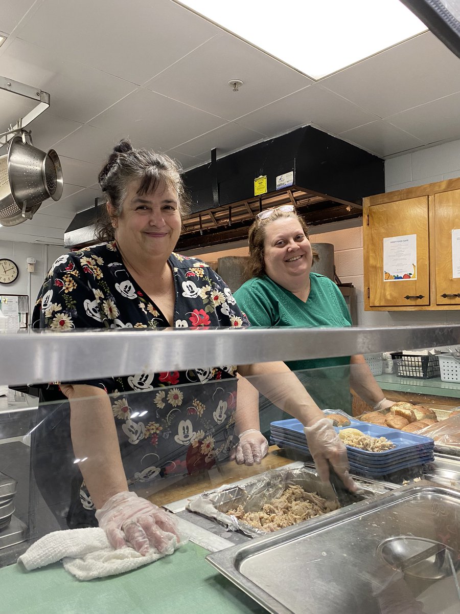 PutnamWVSchools's tweet photo. Conner Street Elementary would like to thank their awesome cooks for the delicious Christmas Lunch! ❤️ #CSELeaders #PutnamProud https://t.co/Xc2RtKXS1a