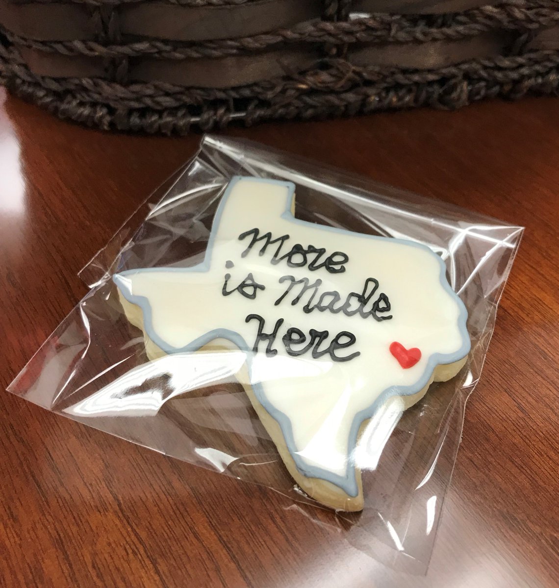 ConroeEDC's tweet photo. The #conroeedc welcomed @RepKevinBrady for a #econdev update at the end of November. Thank you to our board members and city officials and staff who were in attendance. And a special thank you to @CakeCookieLady for the super cute and tasty treats!
#conroe #conroetx #conroetexas https://t.co/Vnxt7XZVWw