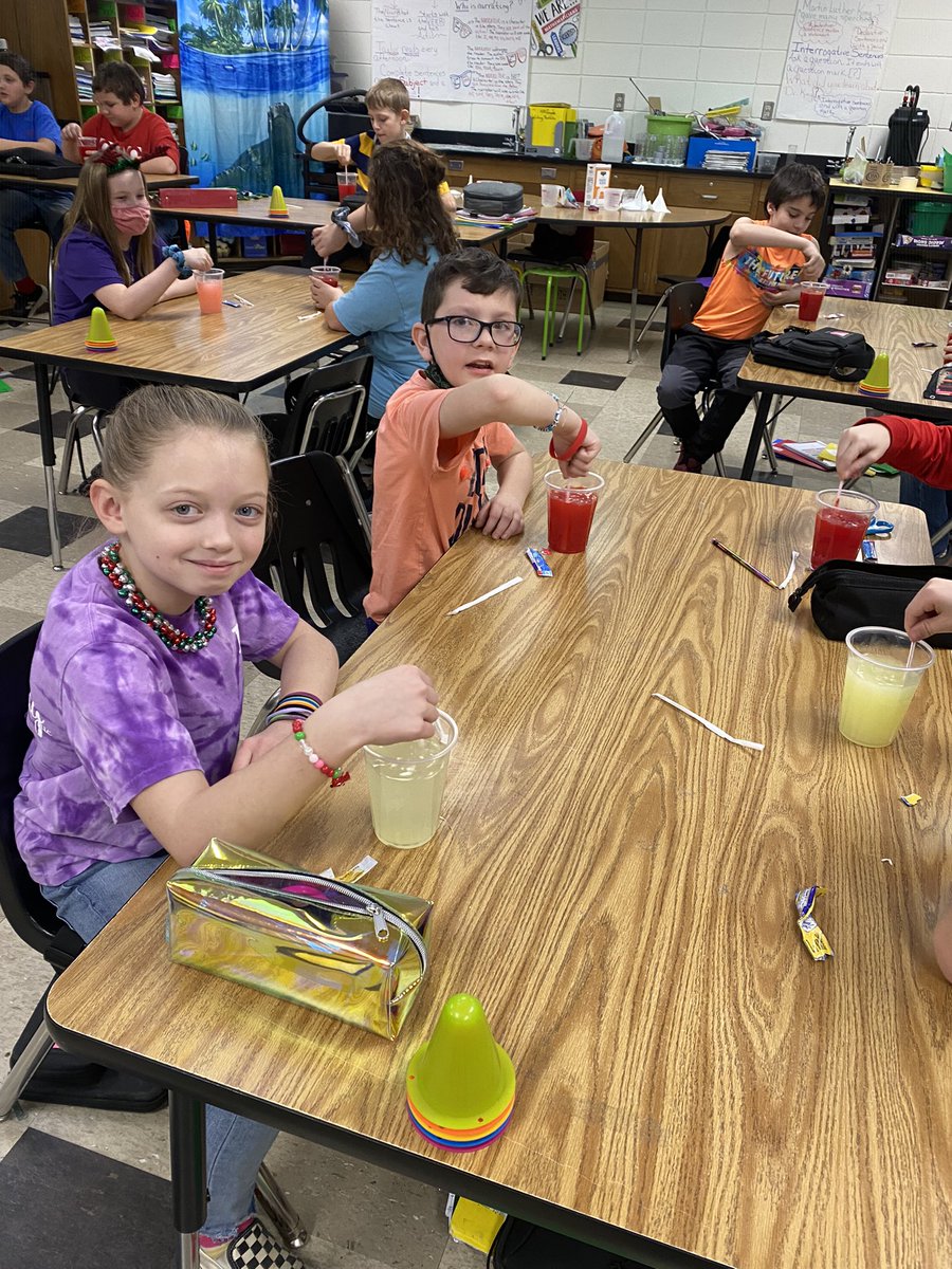 aTinaMichel's tweet image. Discovering the differences between a mixture and a solution. #scienceyoucaneat #STEM @NobleLocal_SD @LeffingwellDan @PrincipalCMill