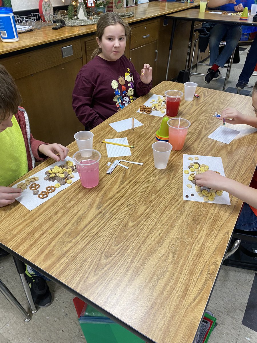 aTinaMichel's tweet image. Discovering the differences between a mixture and a solution. #scienceyoucaneat #STEM @NobleLocal_SD @LeffingwellDan @PrincipalCMill