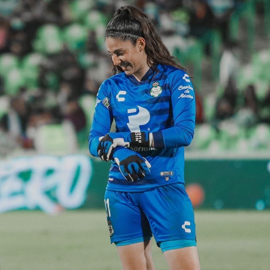 💎Matching Jersey x Gloves combo by Nicole Buenfil from the Club Santos Femenil wearing BU1 Light Blue 🧤 #bu1family