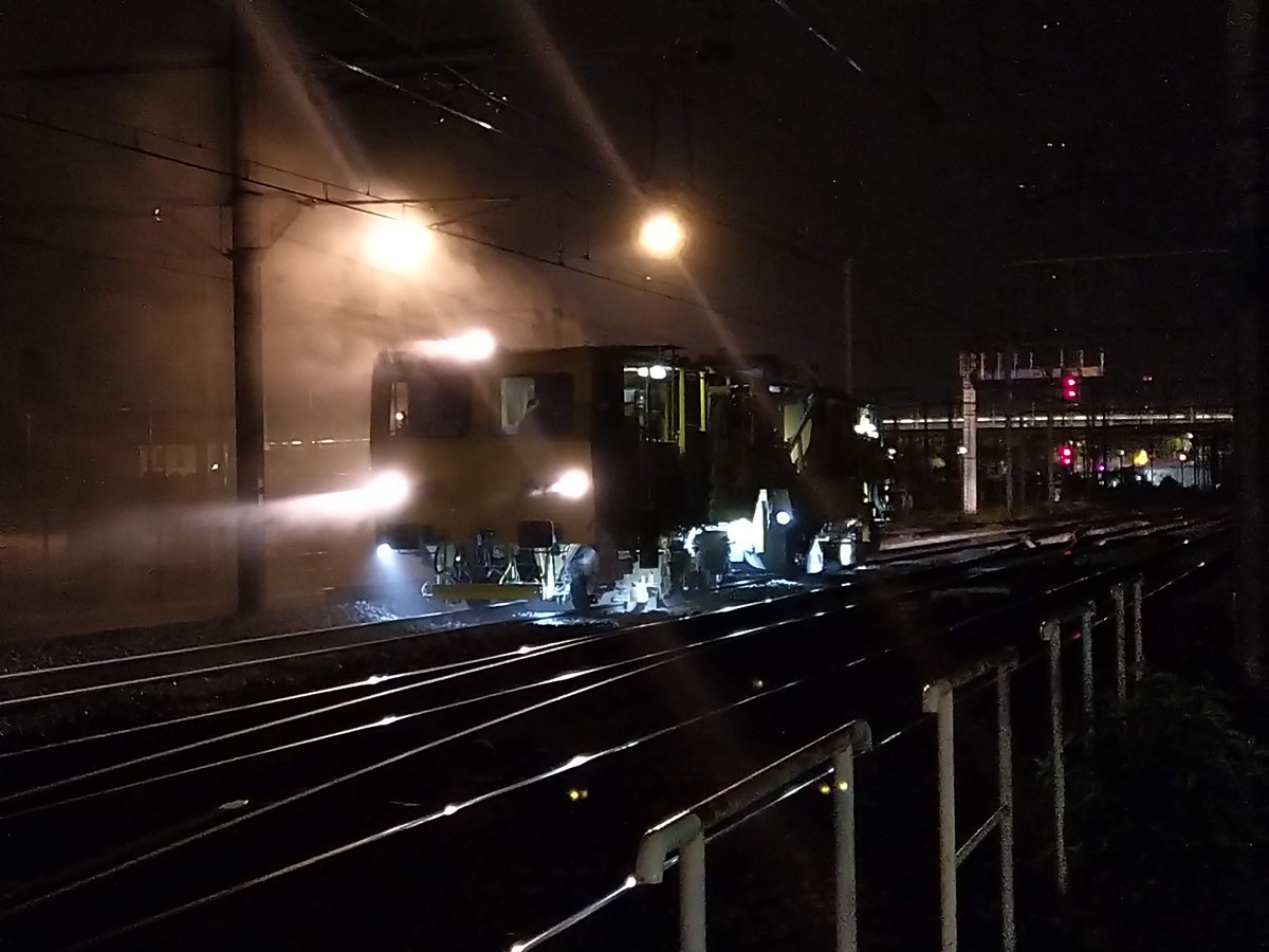 La nuit, le réseau ferré national devient très différent par rapport à ce que les voyageurs peuvent voir le jour. L'activité, mais aussi les trains et l'ambiance changent du tout au tout. Petite sélection (bourreuse, ambiance, régaleuse).
#CalendrierDeLavent de <a href="/LaTeamTrain/">La Team Train</a> #J16