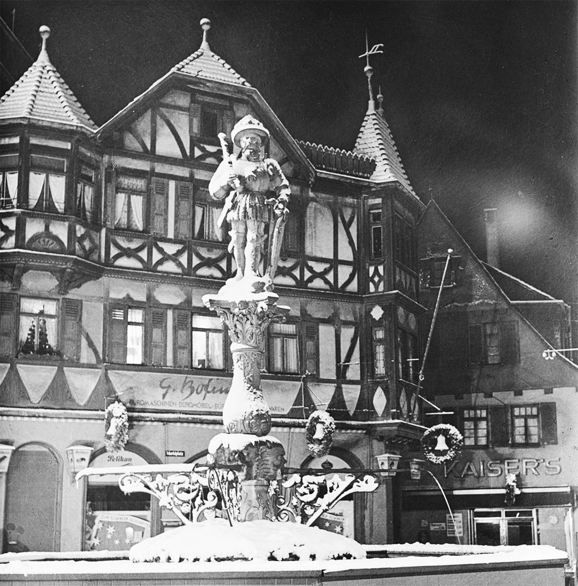 StadtReutlingen's tweet photo. 💫Throwback Thursday ⏰ 🔙
Auch heute reisen wir wieder in der Zeit zurück. Wir schreiben das Jahr 1960. Es ist ein winterlicher Abend im Dezember. Schnee umhüllt den Marktplatz und den Maximilianbrunnen. ❄️
#throwback #throwbackthursday #reutlingen #winterbild #maximilianbrunnen https://t.co/aVsBUZa1RJ