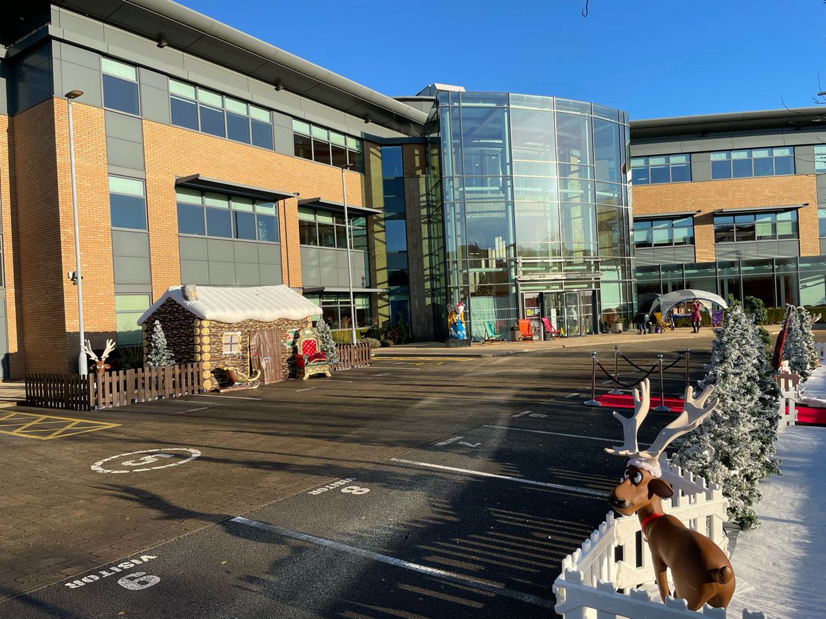 CDL_Software's tweet image. Colleagues have been stopping by our campus grotto to collect their festive hampers #teamcdl #lovewhatyoudo