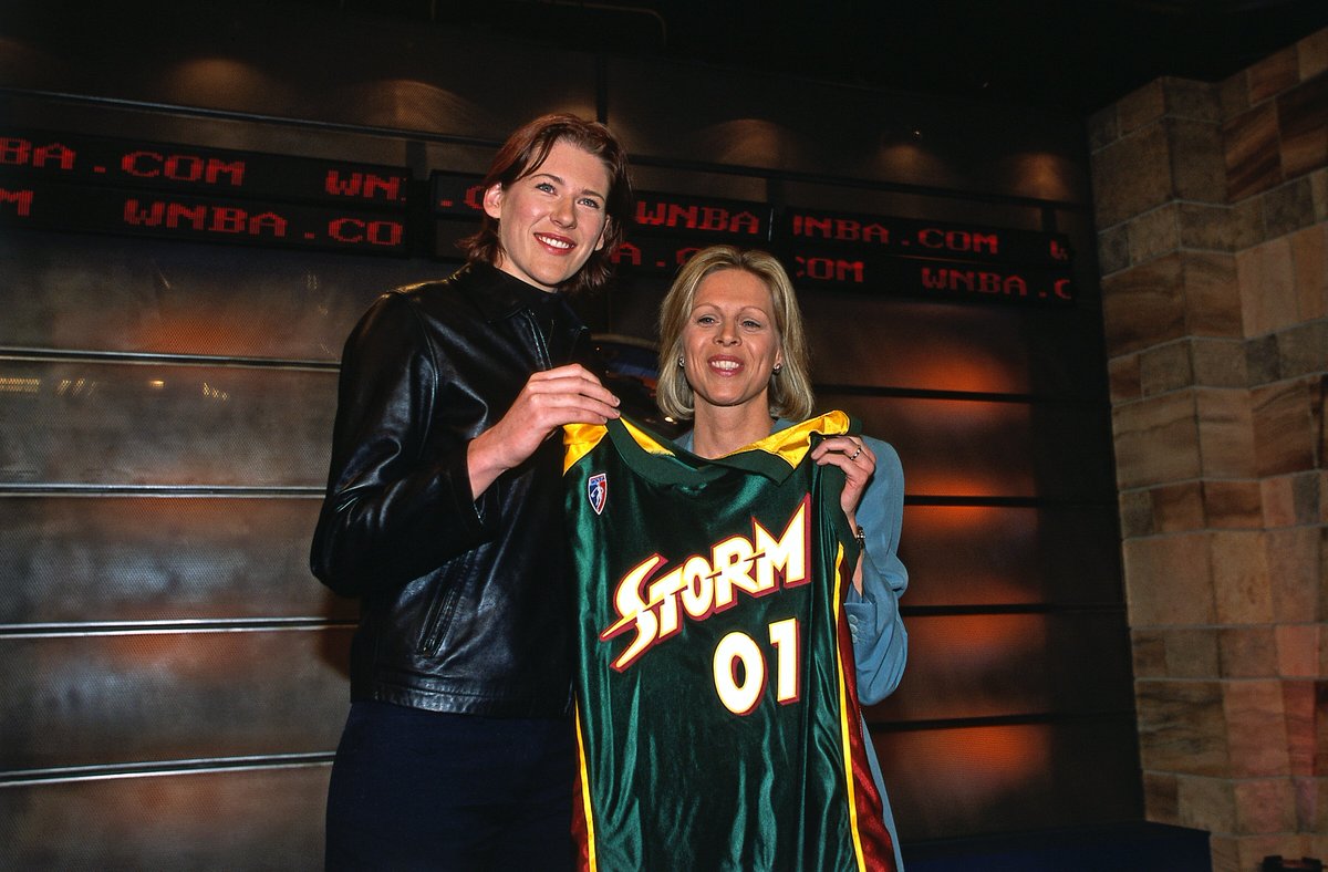 WNBA's tweet image. No.1 picks can be the difference maker for a franchise 🏆

Just look at these former No.1 picks 😏 

Watch the #WNBADraftLottery presented by @StateFarm this Sunday, Dec. 19th at 3pm/ET to see which franchise gets this year's No.1️⃣ pick.