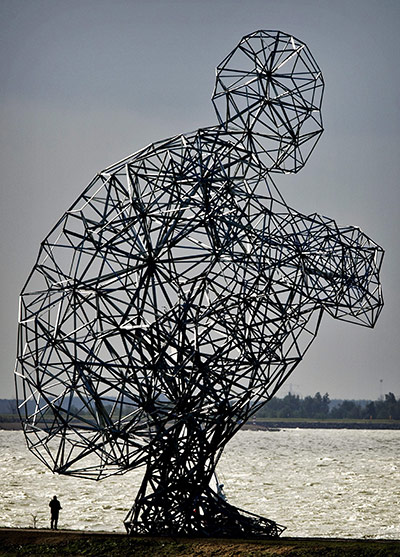#Caganer. Obra de l’artista britànic Antony Gormley. Fotografia: Koen Van Weel-EPA. Lelystad, Països Baixos, 2010.