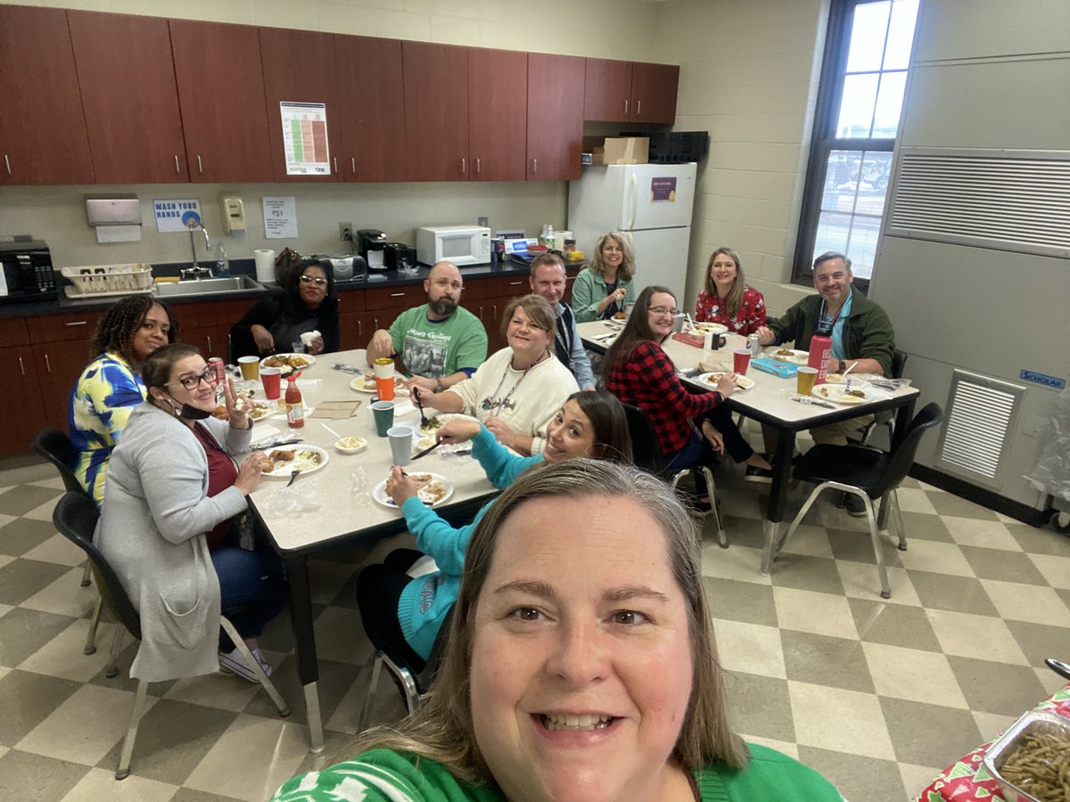 mfpeanut's tweet photo. Enjoying a yummy lunch, thanks to our @CSMS_Huskies admin! #ShealysBBQ https://t.co/8kpwsW8JjL
