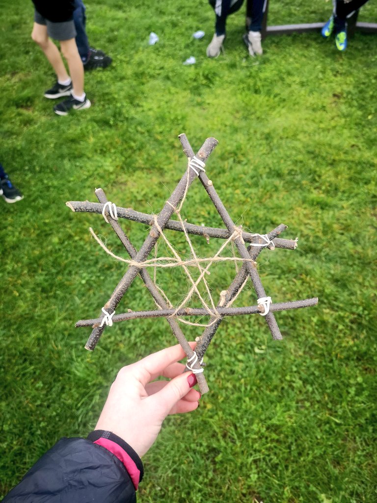 scoil_an's tweet photo. 3rd class followed @DonegalPaul9 Christmas outdoor lesson to make these fabulous stars out of twigs and twine. Practicing knots, learning about buds, teamwork, problem solving and much more featured in this lesson #outdoorlearningireland https://t.co/33fgkviGAK