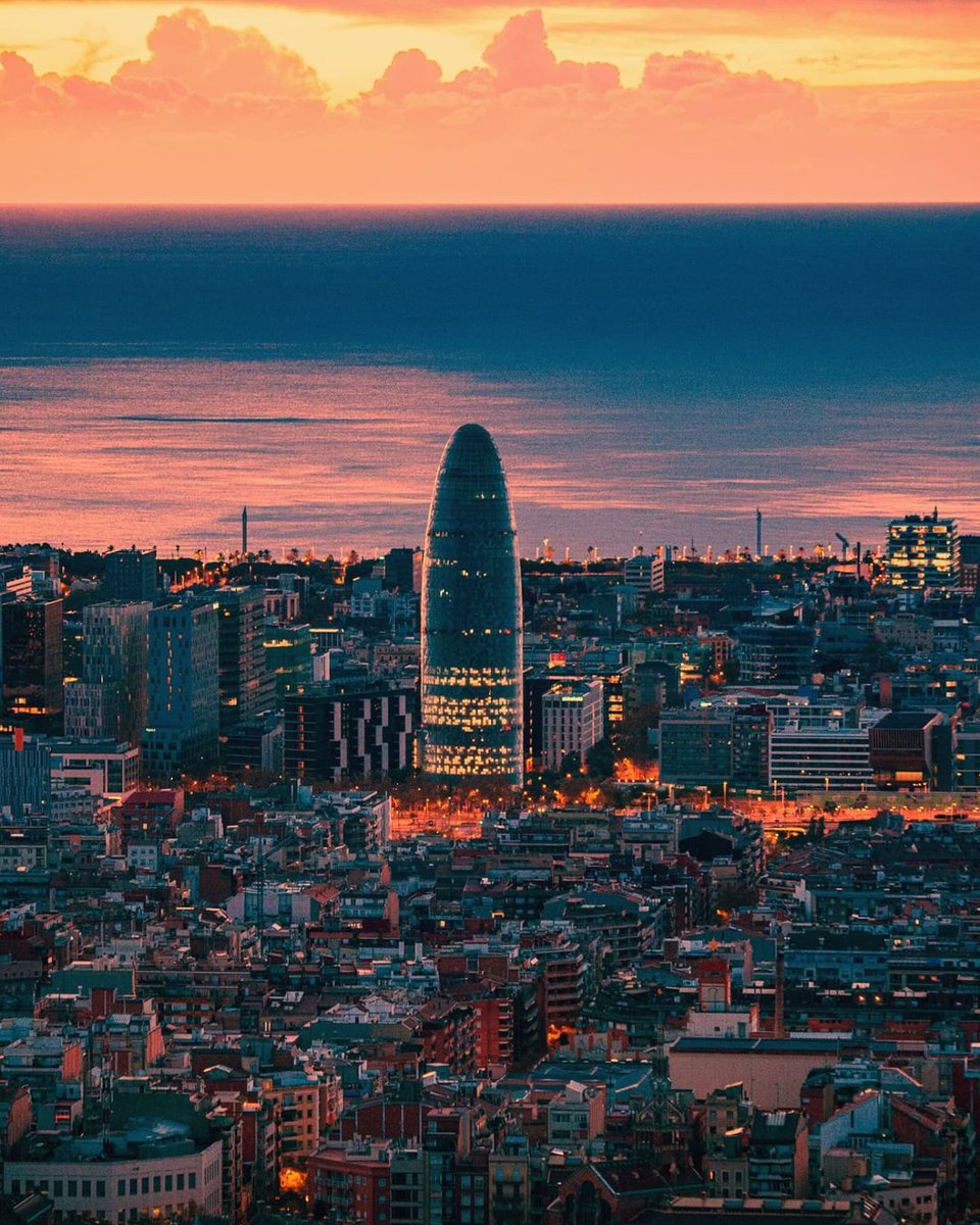VisitBCN_IT's tweet photo. Una città, una infinità di storie da raccontare! 📚

📸 © barcelona_foto (IG)

#visitbarcelonaxmas https://t.co/5k5JJyLWAq