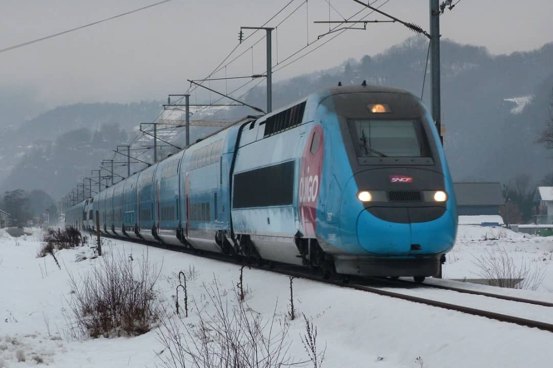fantransport's tweet photo. C'est le retour du @OUIGO des neiges, entre l'Aéroport Charles de Gaulle 2 TGV et Bourg-Saint-Maurice via Grenoble, pour la saison hivernale (du 16/12/21 au 28/03/22).
#tgvouigo #tgvdasye https://t.co/vSTasYGYKP