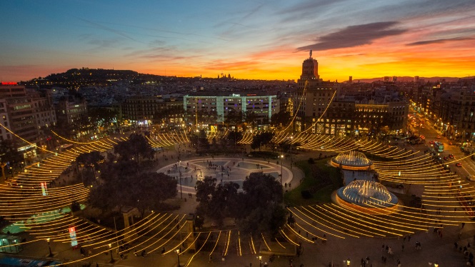 VisitBCN_IT's tweet photo. Musica, circo, arte e molto altro è quello che vedrai in Piazza Catalunya. Porta tutta la famiglia e preparatevi al divertimento!

https://t.co/GZBnTmGzKX https://t.co/PyCJFOj4q3