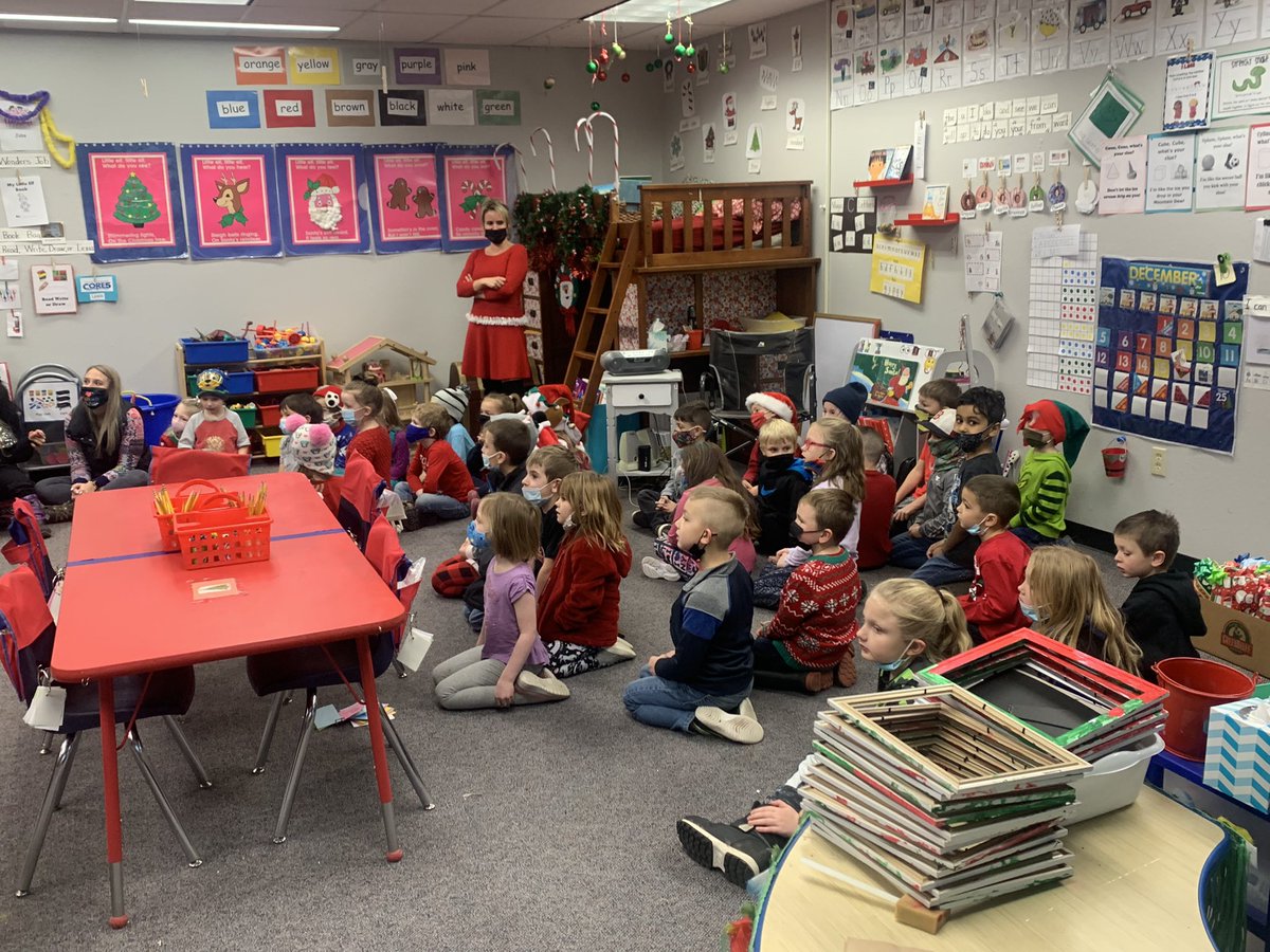 ASaywers18's tweet photo. Our Liberty JH and HS Choir stopped by to sing some carols in all of our elementary classrooms today! Thanks @LhsPendon for bringing a little extra Joy to the building! #lancerpride https://t.co/PkDiIdF5Ca