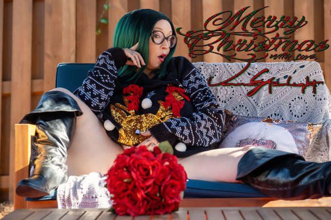 Holiday pics dropping on my OF!  #HappyHolidays #HappyHolidays2021 #MerryChristmas https://t.co/0sM5<a href="/tag/happyholidays"class="tags">#HappyHolidays</a><a href="/tag/merrychristmas"class="tags"><span>#merrychristmas</span></a><a href="/tag/happyholidays2021"class="tags"><span>#happyholidays2021</span></a>