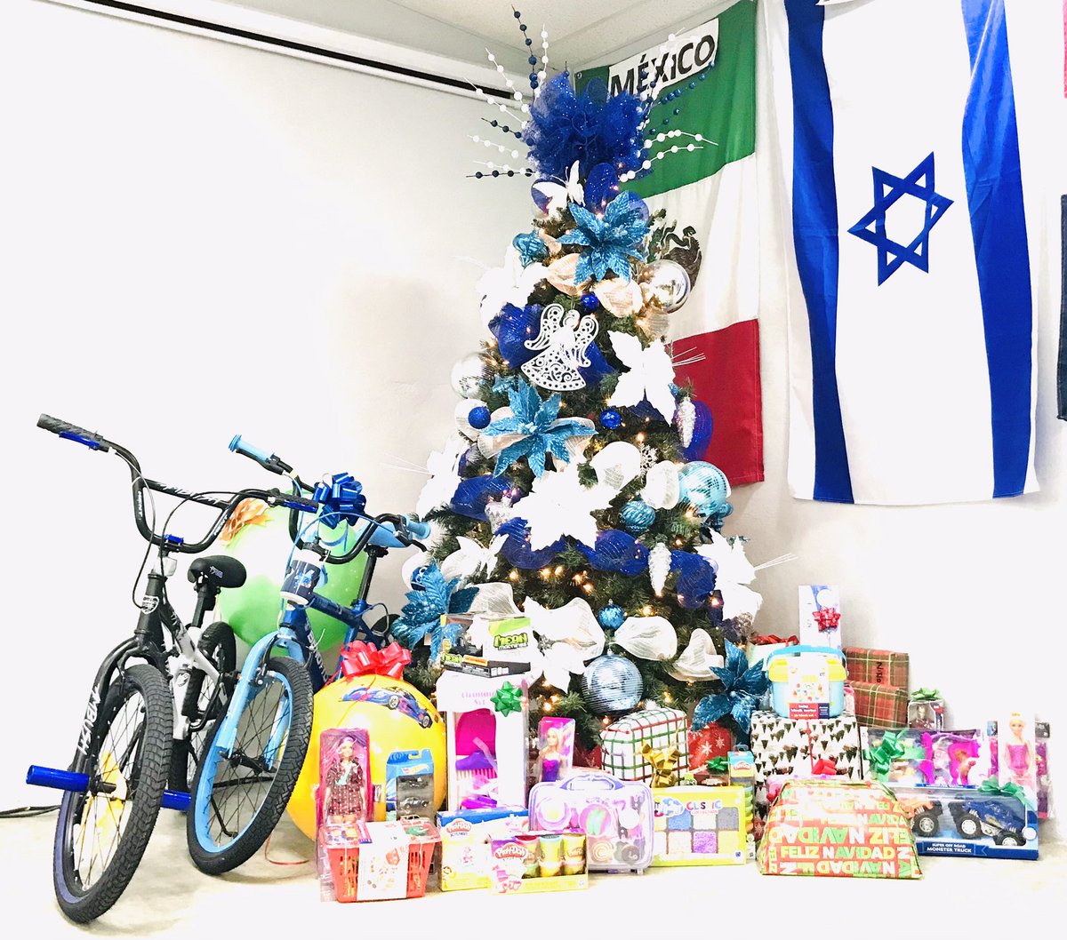 gax10_jacob's tweet photo. A una semana de nuestro gran evento Navideño!! Los regalos están llegando!! Tendremos Música especial, obra teatral el Grinch y  juguetes para los niños…Le esperamos!! https://t.co/SyT1anp9W8