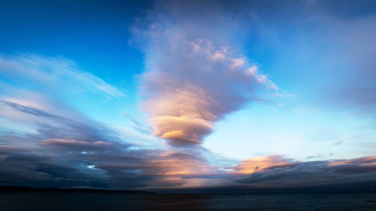 As a qualified MET Observer I can identify this as "a pretty cloud!"

#ricohgriii #cloud #photography #skyhooks