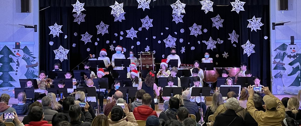 Congrats to the choir, Gr6&Gr7 bands on a spectacular ‘Sounds of the Season’ 🎶 concert! What a treat to host parents for an in person festive show!🎄 Thanks to @JBWDaudlin & @msj9king for organizing! Also, thanks to @WestVanSchools Trustee Nicole Brown for attending! #westvaned