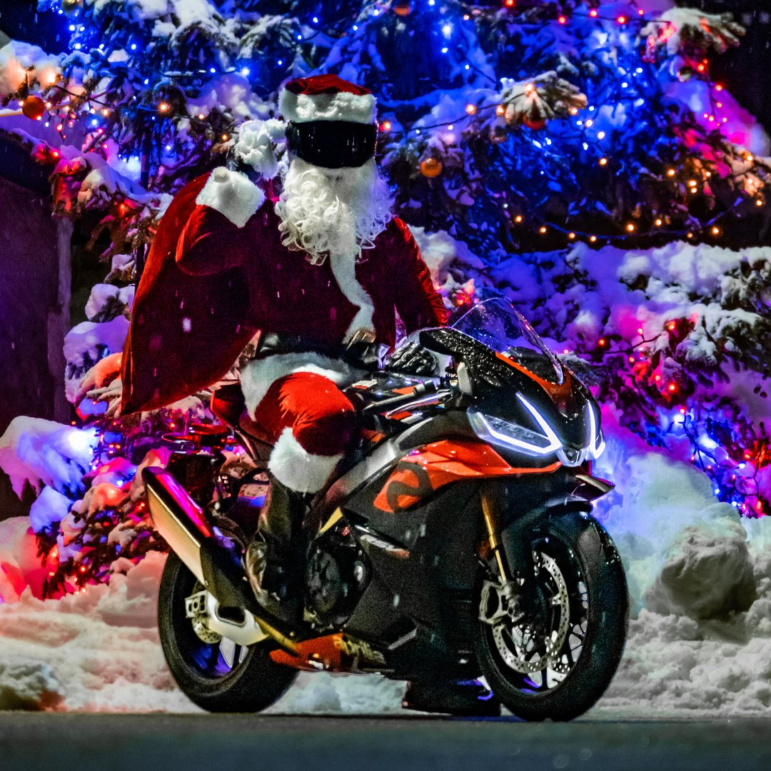 In case you were having doubts, Santa is REAL and delivers gifts in record time thanks to his 217 reindeer-power... sorry, *horsepower sleigh! 😉 🎅 🦌

Thanks for the festive cheer, @zo0ko 🌟

Who's hoping for an #Aprilia this year? Which model?

#ChristmasEve #RSV4 #motorbike