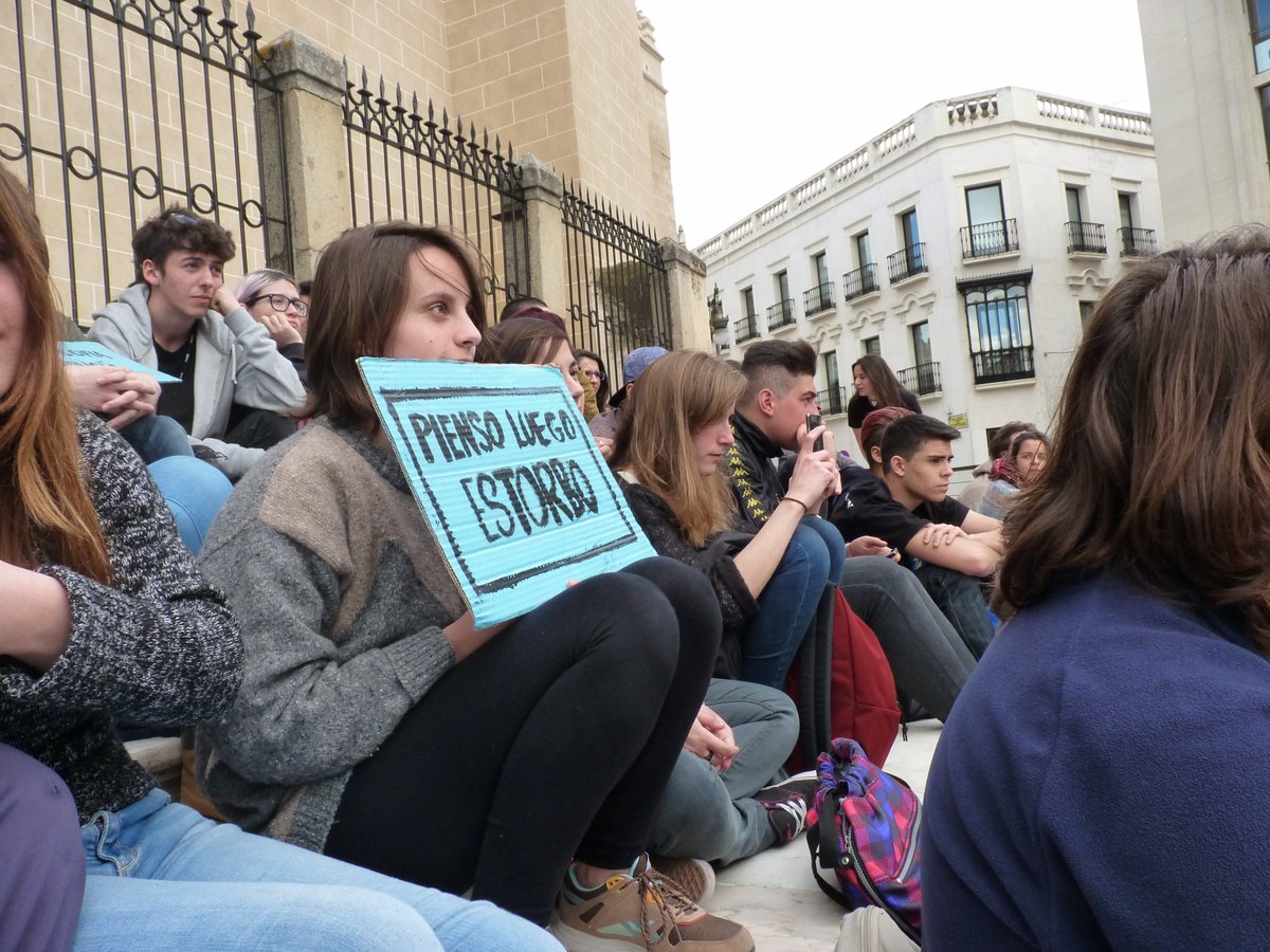 victorbermudezt's tweet photo. La ética no es transversal: es la materia con que se dota al alumnado de las herramientas críticas y argumentativas, y el bagaje en filosofía moral necesario, para que adopte por sí mismo los valores que considere razonablemente justos y convenientes. #Filo18D #FilosofiaenLucha https://t.co/Y8qjHpQIUU