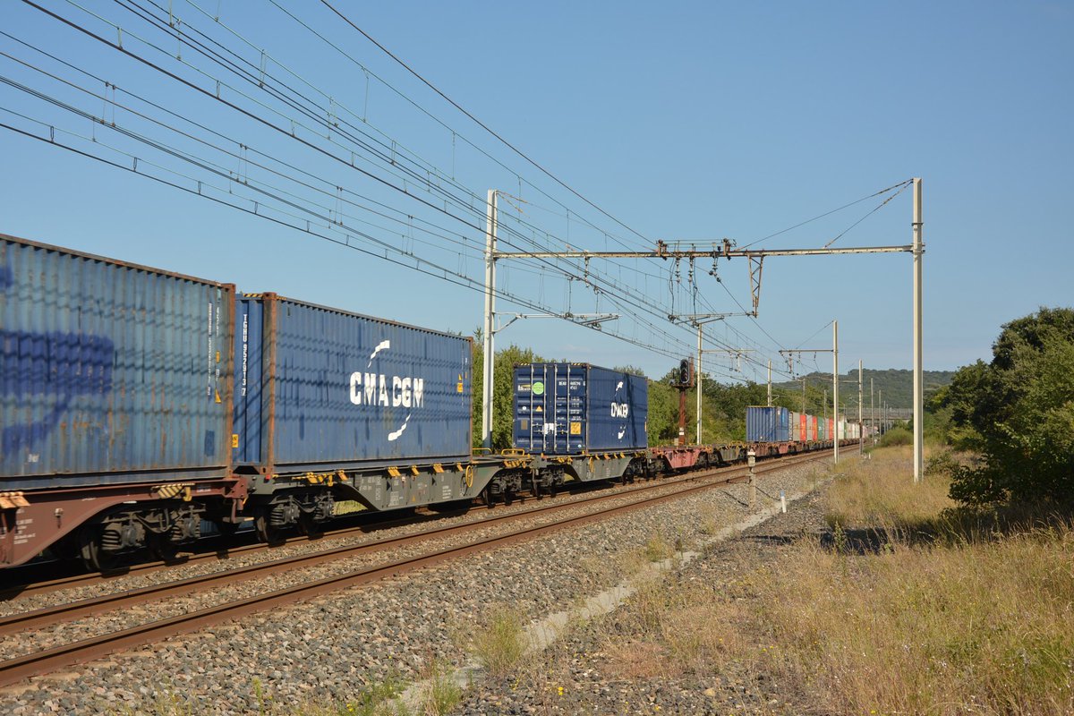 FretFerroviaire's tweet photo. ✅ La @cmacgm lance un service intermodal entre Duisbourg et Fos/Marseille ✅

➡️ L'armateur français continue de se développer dans l'intermodal avec le lancement en janvier 2022 de deux nouvelles lignes entre Duisbourg et Fos/Marseille

https://t.co/6INl5Yl5BM https://t.co/sHm2PlqSSq