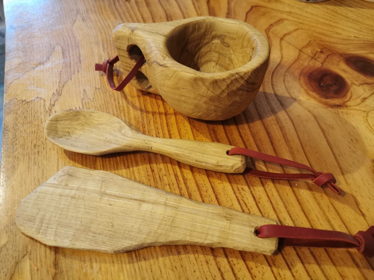 @gray_thomas1
carved a cup or ‘kuksa’out of sweet chestnut wood for a home-made Christmas gift. Do you have artisan sweet chestnut uses to share? If you wish to help this beautiful tree species as a citizen scientist register here:
rhs.org.uk/science/help-o…