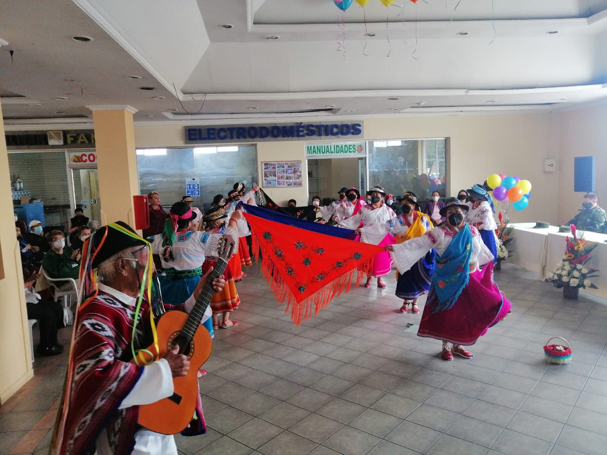ISSFA_ECUADOR's tweet photo. 🎄Con el aforo permitido y en cumplimiento a las resoluciones del #CoeNacional, se desarrolló el agasajo navideño a los miembros del Programa del Adulto Mayor, gracias a la colaboración de las empresas en convenio con el #Issfa https://t.co/WAFkcahkpj