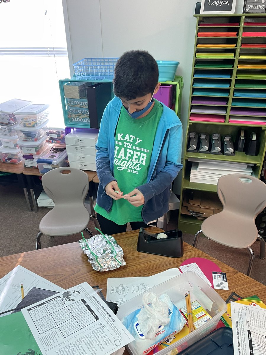 SStokes2015's tweet photo. 5th grade Challenge completed a STEAM sleigh project. They had to plan their design, make the sleigh, add a payload, and then find a way to make their sled fly from one house to the next without losing the load. They did a great job! @shafertweets @gwyn_ingram #fpseuknights https://t.co/DUiMf1dM1F