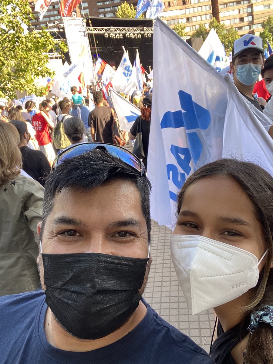 crisepulvedav's tweet photo. Con mi hija en el cierre de campaña de ⁦@joseantoniokast⁩ #LaFiestaDeChile #Atrevidos #KastPresidente https://t.co/s7Ruze0HJT