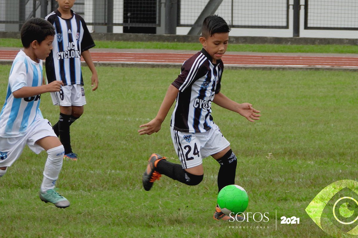 SofosProduccion's tweet photo. 📸 Estas son las imágenes que nos dejaron el primer día de competencias en el Campeonato Departamental de @lifutbolvalle 2021.
#FamiliaSOFOS https://t.co/a6502Y1pEh