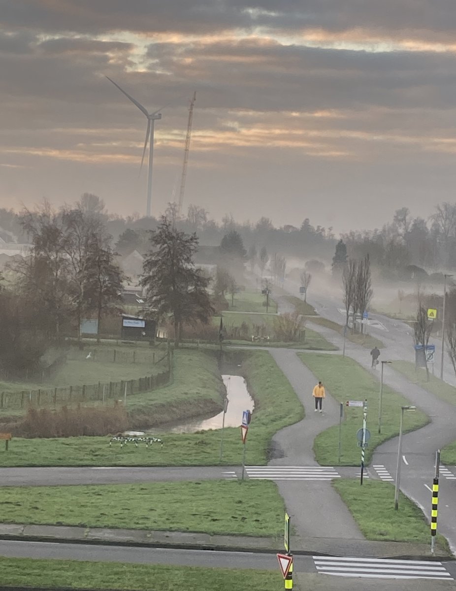 BarendrechtnuNL's tweet photo. Ingezonden: Dat de windmolen aan de overkant vd Oude Maas bij #Barendrecht opvalt, blijkt wel uit het aantal ingezonden foto's. Het betreft hier de eerste vd 5 windmolens van 187m hoog (3 tegenover Carnisselande). Een selectie vd foto's vanaf de Zuidpolder/Kilweg en Oude Maas: https://t.co/sdEOq7zNPG