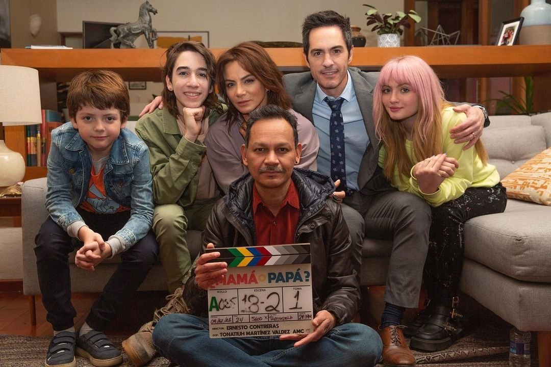 CMSNOficial's tweet photo. Reposted from @Videocine Déjenme presumirles al cast de #MamáOPapá, producción que inició rodaje junto a @MauOchmann y @silvnavarro bajo la dirección de #ernestocontrerasf

#Videocine #CineMexicano #ProducciónMexicana #EstrenosDeCine #ComediaMexicana https://t.co/0K1xaU8bF9
