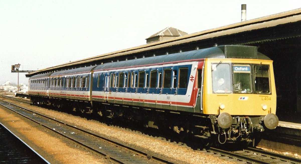 SalopianLyne's tweet image. Reading Station 15th April 1989
British Rail Pressed Steel Class 117 3-car DMU set L404 51337+59489+51379 working a local Oxford service. Network South East livery looking smart!
#BritishRail #Class117 #DMU #Oxford #Reading #trainspotting #NetworkSouthEast 🤓
