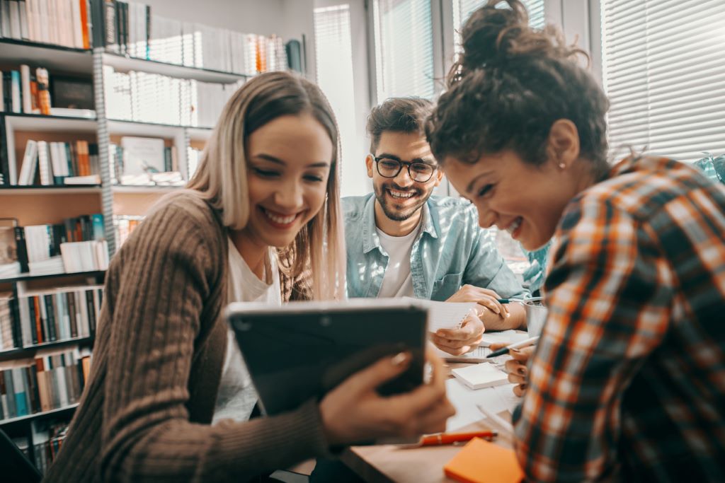 Congrats to VCE top-performing students for their outstanding academic achievements in the #VCE. Achieving a study score of 40 &amp; above recognises that you are one of the highest performing VCE students in 2021. bit.ly/3GPiWu3
@DETVic @CEMelbourne <a href="/IndSchoolsVic/">Independent Schools Victoria</a> @VicSRC