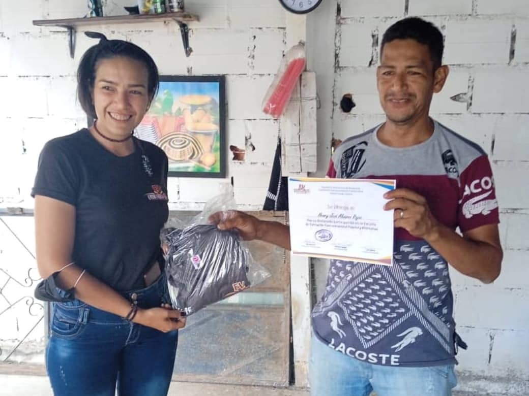 VivaFrontera's tweet photo. #FvFormaCimunicadores 
La fundación #FronteraViva entrega #certificados  a la 7ma. promoción de la Escuela de Comunicación Popular ubicada en la #Comuna Socialista La Guadalupe.  Promoviendo la #comunicación comunal en el Municipio #Bolivar - estado #Táchira
#Formación #Frontera https://t.co/2k0y9aC1Hx