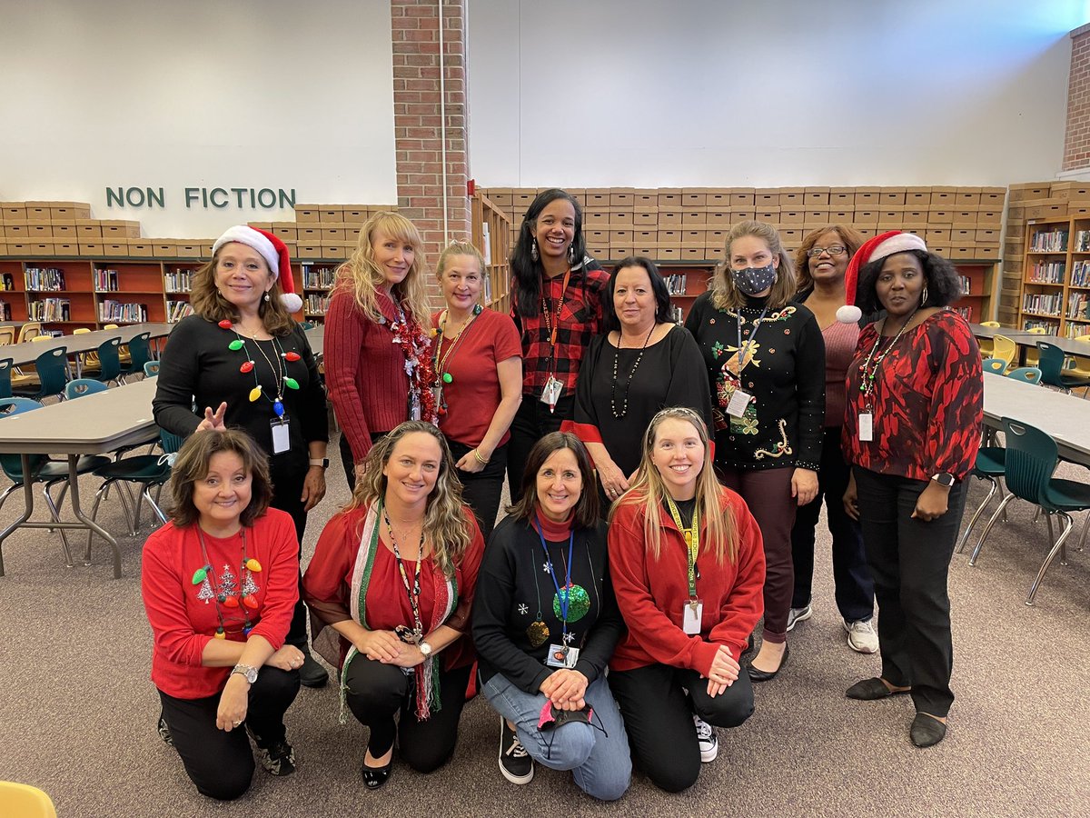 Family Photo Day with the @WoodbridgeHS fabulous world language department ♥️🖤 @PWCSWorldLang