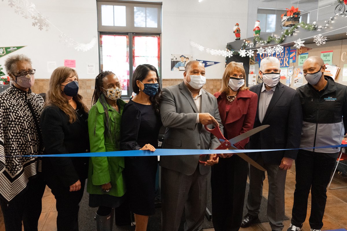CRCD_SouthLA's tweet photo. We are excited to announce that we opened the @ATT #ConnectedLearningCenter at our VNC YouthSource Center! We aim to bridge the #digitaldivide by providing South LA students free internet, new Dell computers, digital tools, and educational content so they aren't left behind. https://t.co/ZV0KQYur97