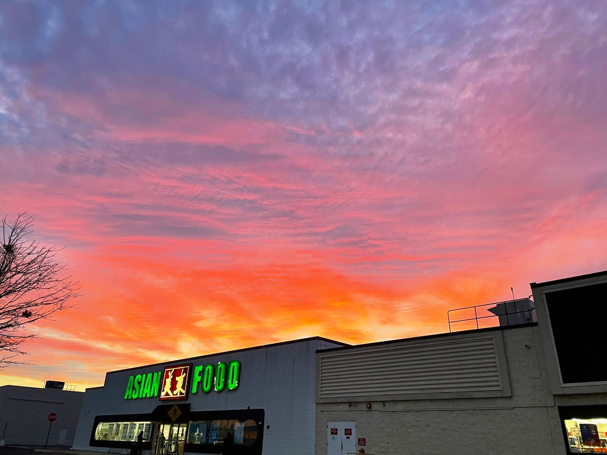artsygalnish's tweet photo. hey dad , you showing out tonight 😍 the sky is beautiful . #resteasydaddy https://t.co/pNmo3eJHiW