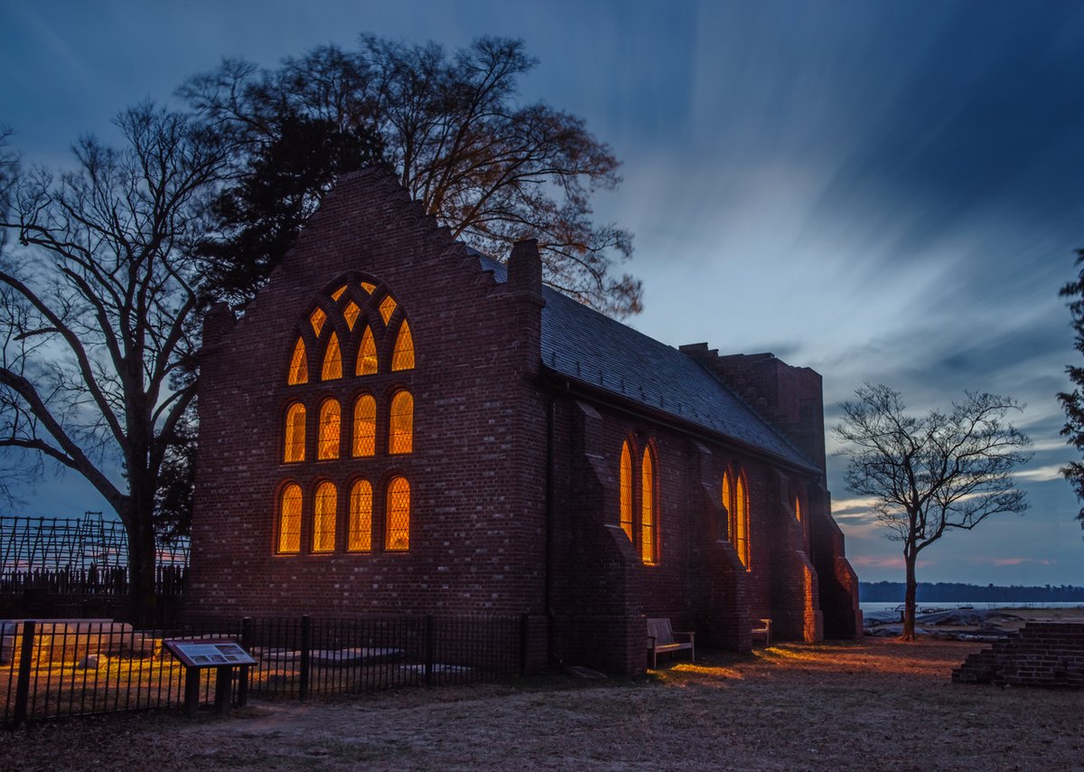 JRarchaeology's tweet photo. It's a beautiful evening in the #JamesFort at #HistoricJamestowne. (๐ธ: Chuck Durfor) #MemorialChurch #JamestownAfterDark https://t.co/wGO9E2gXbs