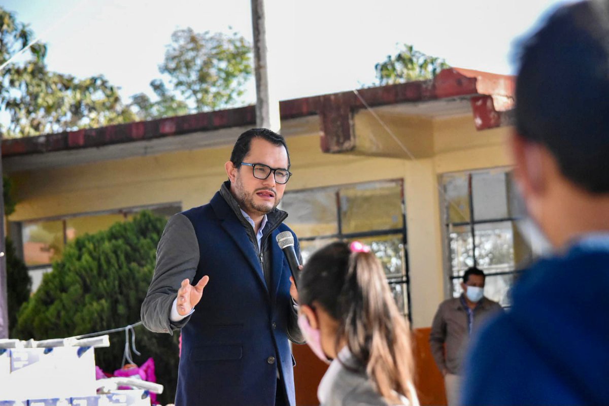 MarcoMendoza_B's tweet photo. La motivación de cualquier persona que se dedique al servicio público debe ser sembrar en ellos, para verlos convertidos en adultos responsables, plenos y comprometidos con su Patria.

#AcaxochitlánTieneDiputado https://t.co/YlpwcaiT7x