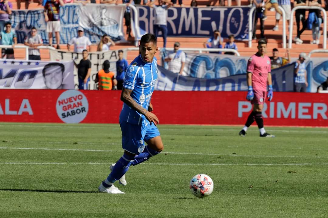 GodoyCruzData's tweet photo. Ian Escobar, llegó a finales del año pasado desde Talleres. Tiene una opción del 50% del pase por U$S $500m. 
El lateral alternó en el equipo. Disputó 13 partidos, 7 de titular. Marcó 1 gol y repartió 2 asistencias. Fue la variante ofensiva por izquierda en lugar de Pérez. https://t.co/nipHtNOBWn