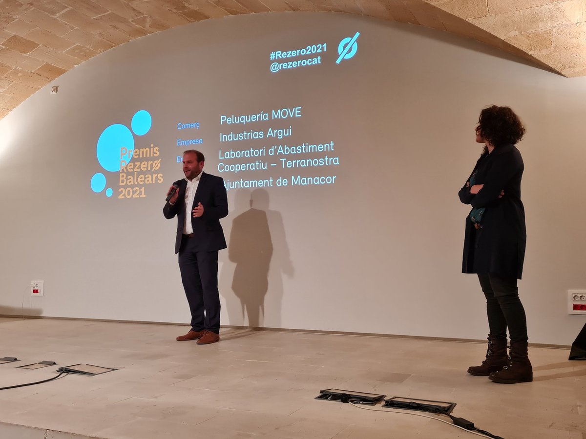 cmar_ib's tweet photo. El conseller @mirgual assisteix als Premis #Rezero2021, que posen en valor les iniciatives d'empreses, entitats i administracions per avançar cap a una societat residu zero. Enhorabona als guardonat i les guardonades! https://t.co/nR2lA86u71