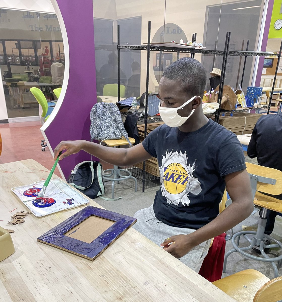 mohs_lab's tweet photo. Our Unified Maker students making winter themed custom laser cut cardboard photo frames! #making @PrincipalMOHS @UnifiedMohs @KevinRStansber1 @RebeccaKreider https://t.co/kpEMcUVjnK