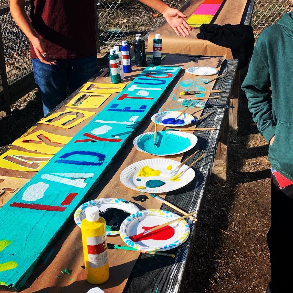 Spoiler alert!! 🚺🥬

Lady Lettuce is one of three student companies competing in tomorrow’s Salad Wars competition. Mission statements, tastings, raps, jingles, oh my! We can hardly contain our taste buds!🥗❤️
